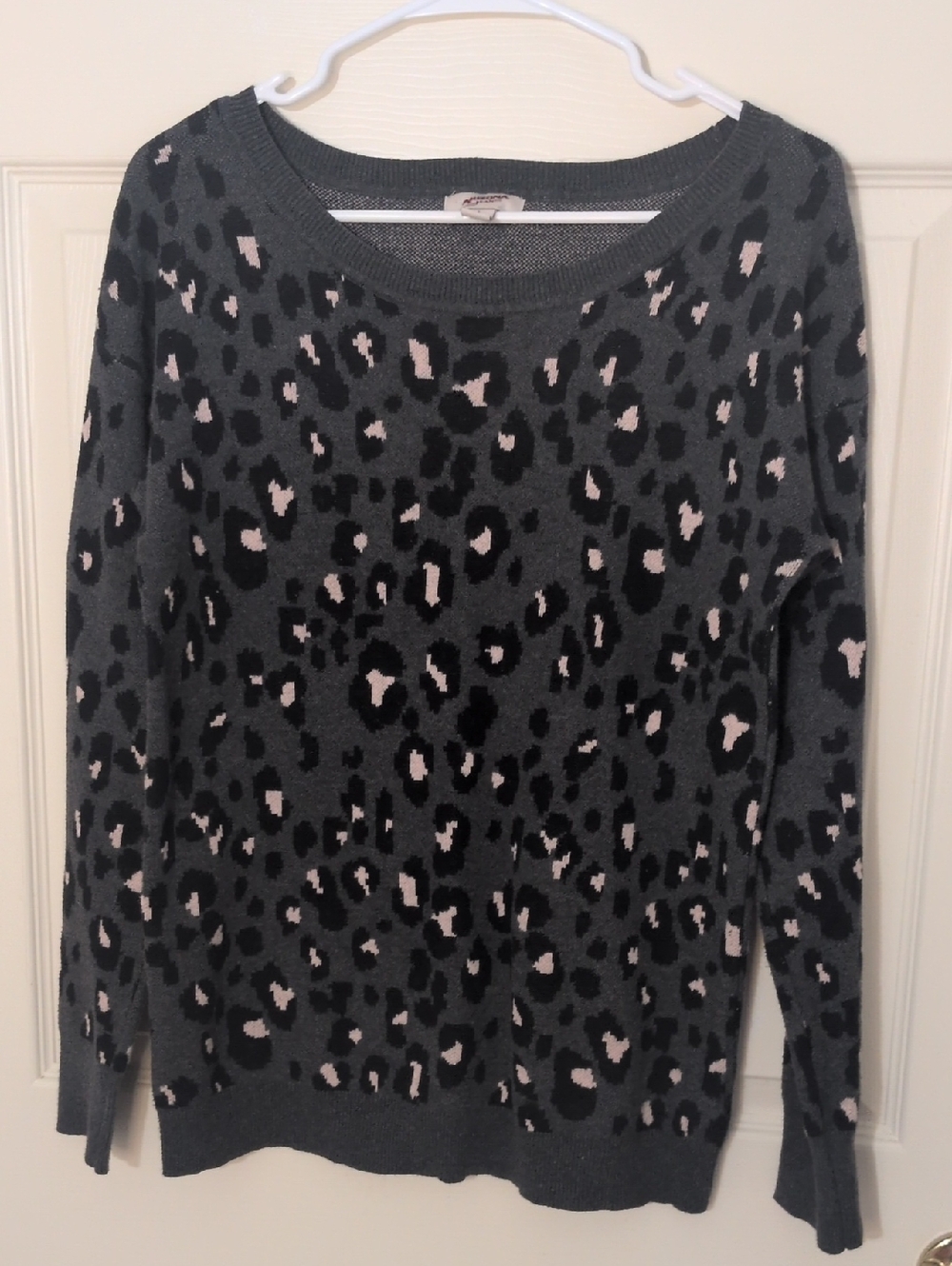 Arizona Jean Company Gray/White Leopard Print Crewneck Sweater.